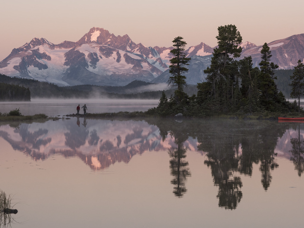 Uitzicht op Whitton Lake en Coast Mountains bij zonsopgang – reizen met Explore