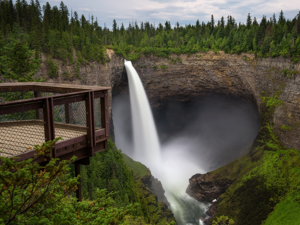 Clearwater – Wells Gray Provincial Park – Helmcken Falls. in Canada