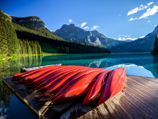 Rode kano’s op een steiger aan Emerald Lake in Yoho National Park, Canada – reizen met Explore