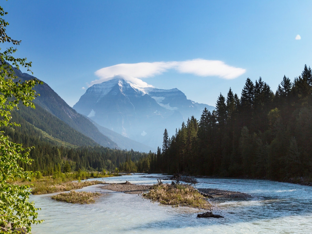 Uitzicht op Mount Robson met rivier in de voorgrond, British Columbia, Canada – reizen met Explore