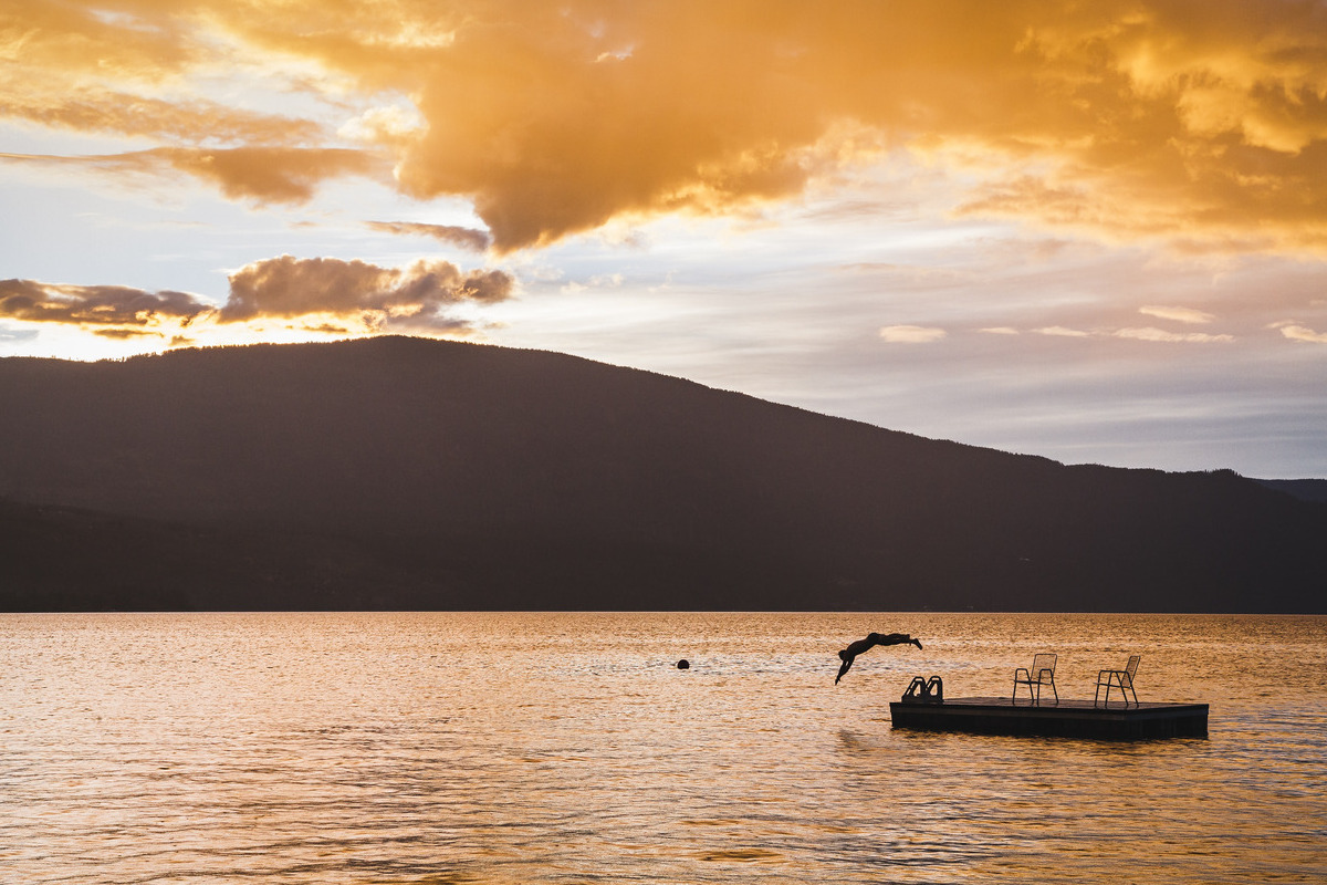Kelowna, Okanagan Lake, persoon duikt in het meer