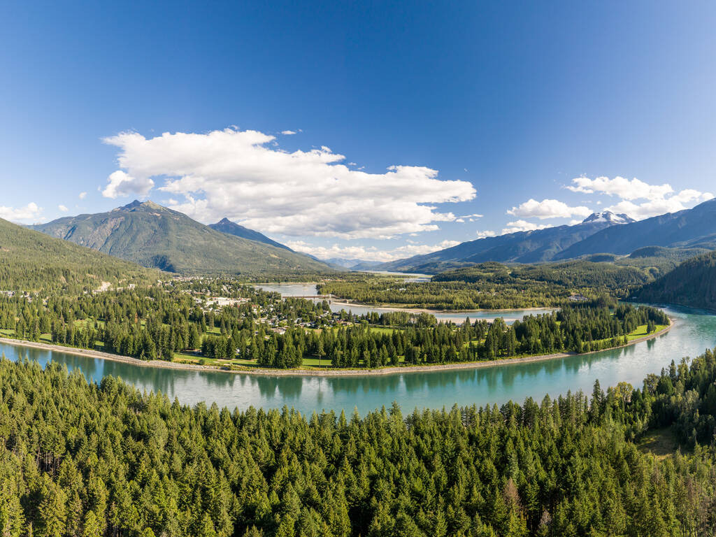 De Columbia River en de stad Revelstoke