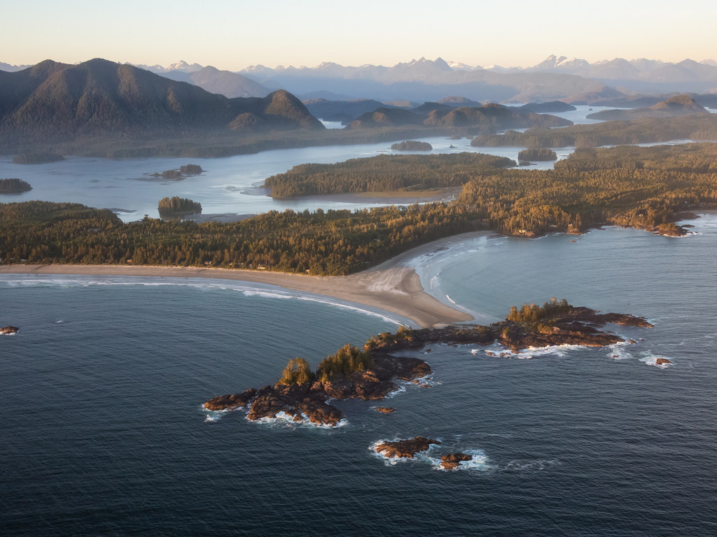 Vancouver Island, Tofino en Ucluelet, Chesterman Beach, luchtbeeld