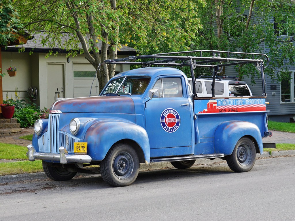 Blauwe vintage Studebaker pick-up truck in Anchorage, Alaska, geparkeerd in een woonwijk – reizen met Explore.