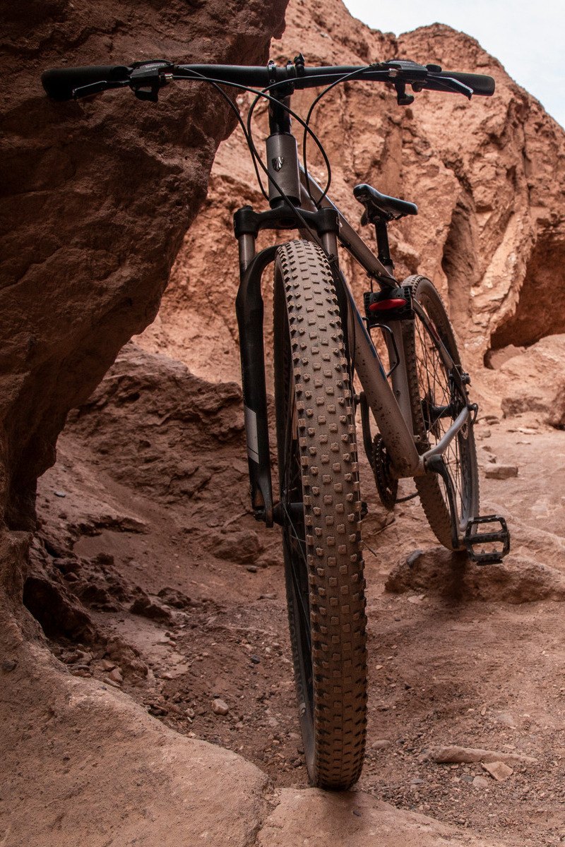 Mountainbike in Quebrada del Diablo in het Atacama gebergte van Chili - reizen met Explore