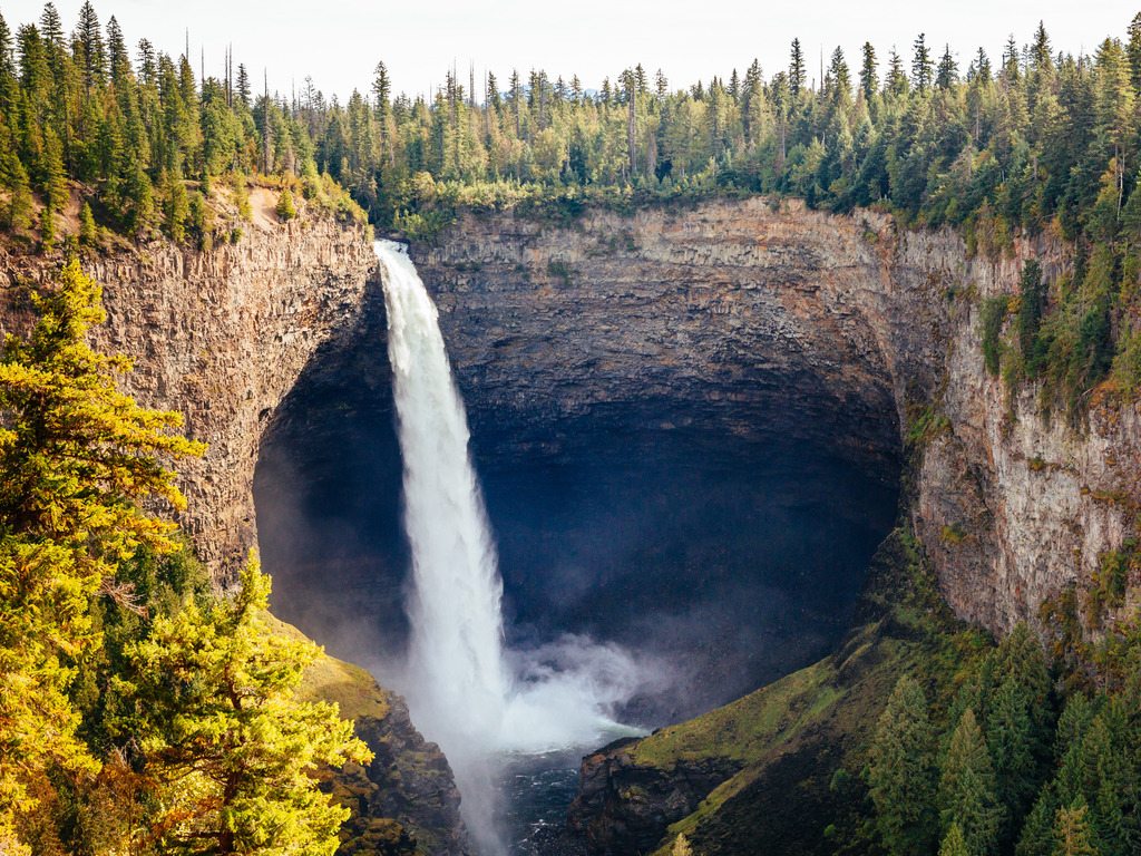Helmcken Falls stort zich in een diepe kloof omringd door groene bossen in Well’s Gray Provincial Park, Canada – reizen met Explore