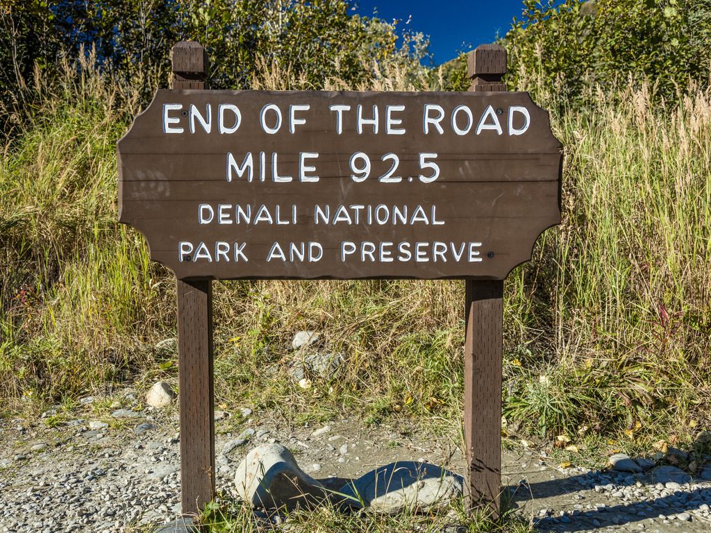 Houten bord met “End of the Road” op mile 92.5 in Denali National Park, Alaska – reizen met Explore