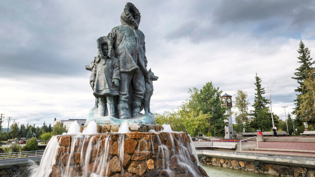 Standbeeld van Inheemse familie met husky in Fairbanks, Alaska – reizen met Explore