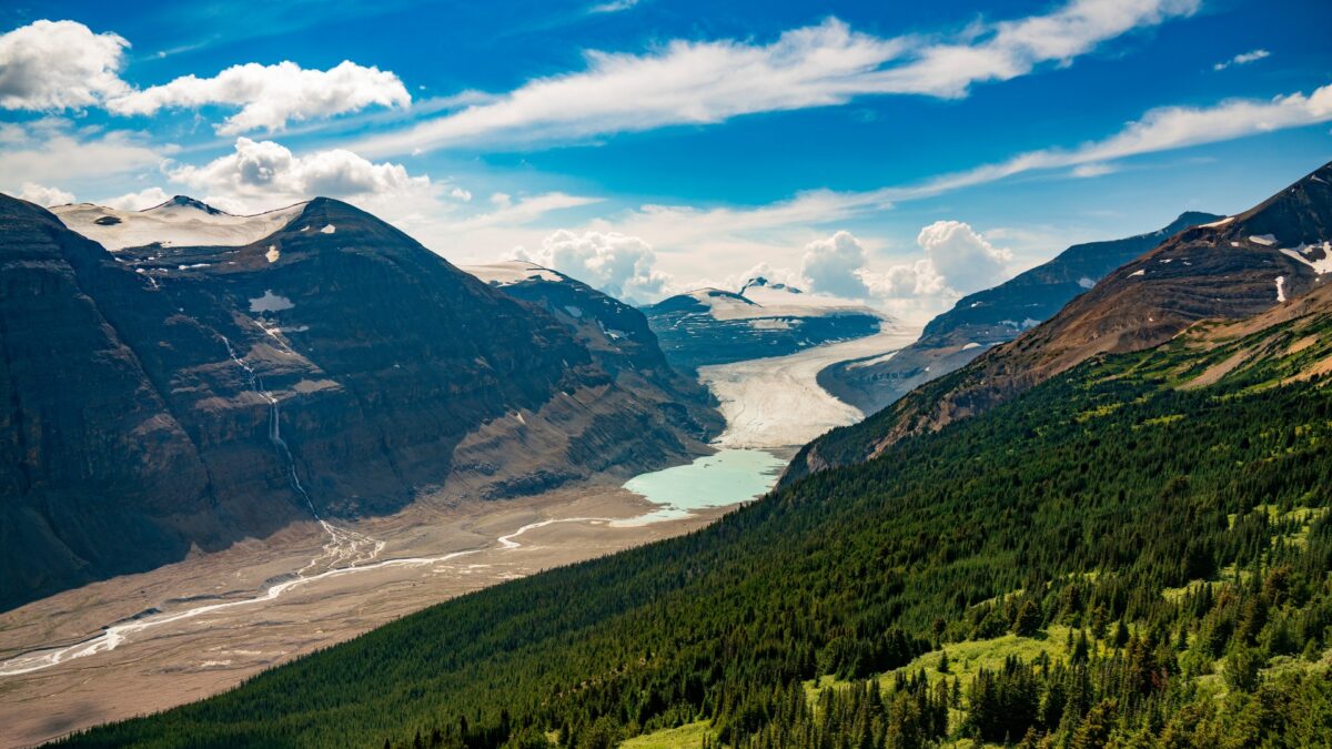 Uitzicht op een indrukwekkende gletsjer en smaragdgroen gletsjermeer tussen steile bergwanden in Banff National Park – Canada – reizen met Explore