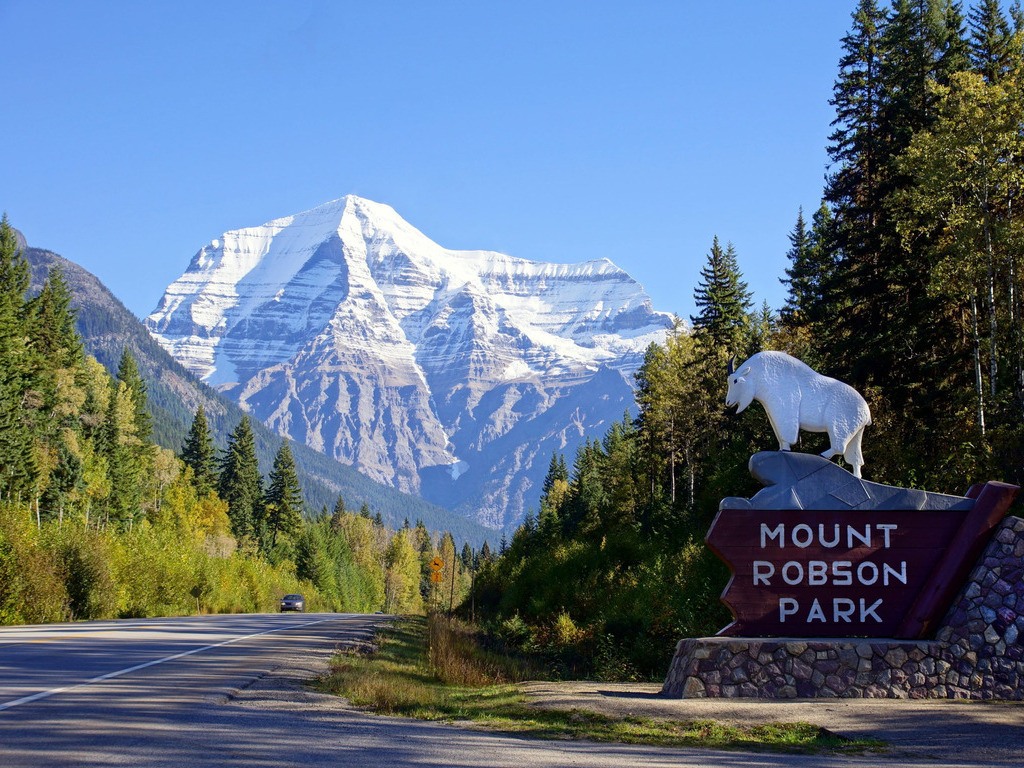 Uitzicht op Mount Robson en het parkbord bij Mount Robson Provincial Park, Canada – reizen met Explore.