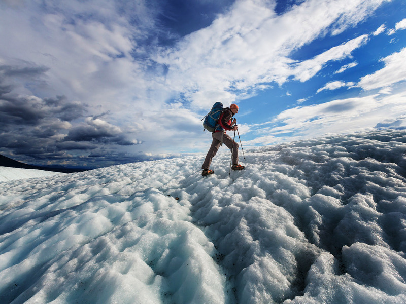 Wandelaar op de Root Glacier in Wrangell-St. Elias National Park, Alaska – reizen met Explore