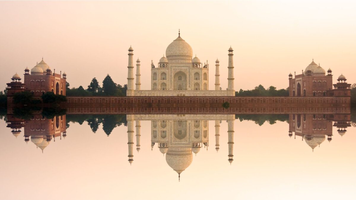 Taj Mahal met weerspiegeling in water