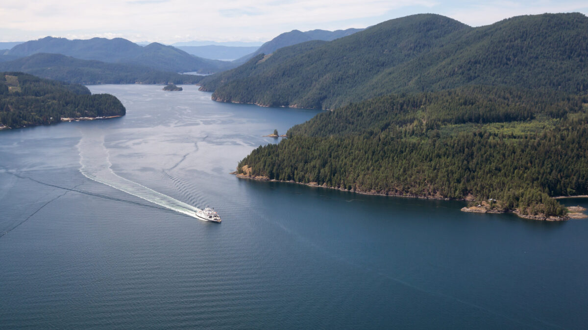 Veerboot vaart tussen beboste eilanden langs de kust van de Sunshine Coast in Canada – reizen met Explore