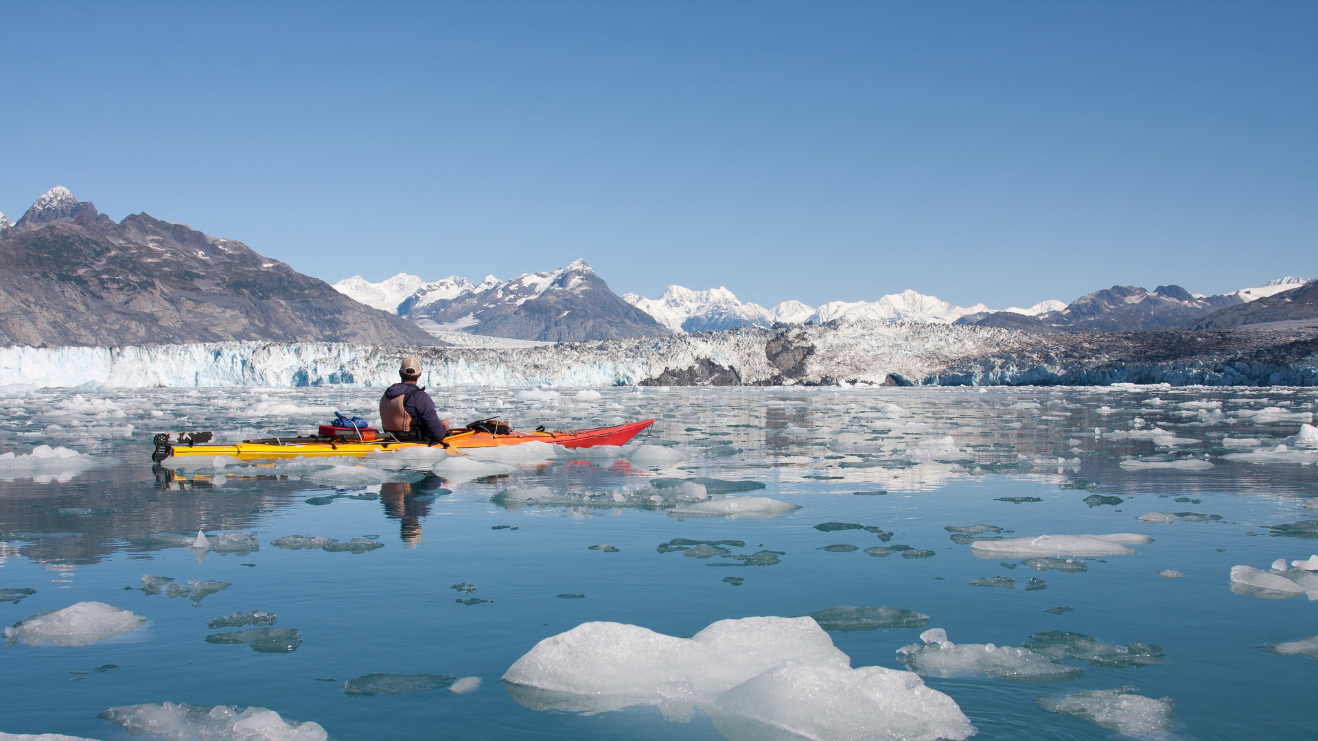 Kajakker tussen drijfijs met uitzicht op gletsjer en bergen nabij Valdez in Alaska – reizen met Explore