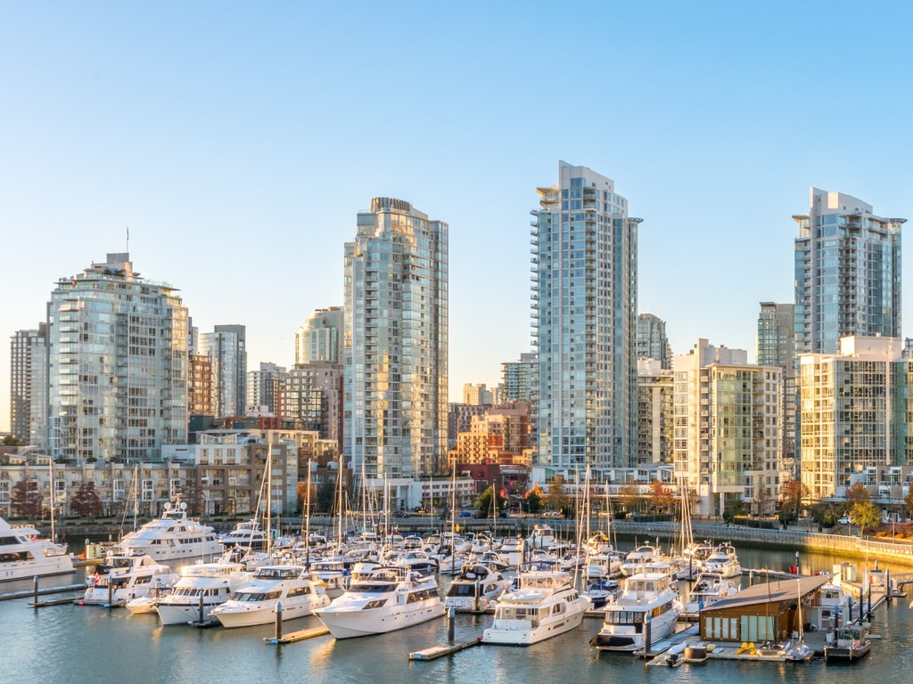 Haven van Vancouver met jachten en moderne hoogbouw – Canada – reizen met Explore.