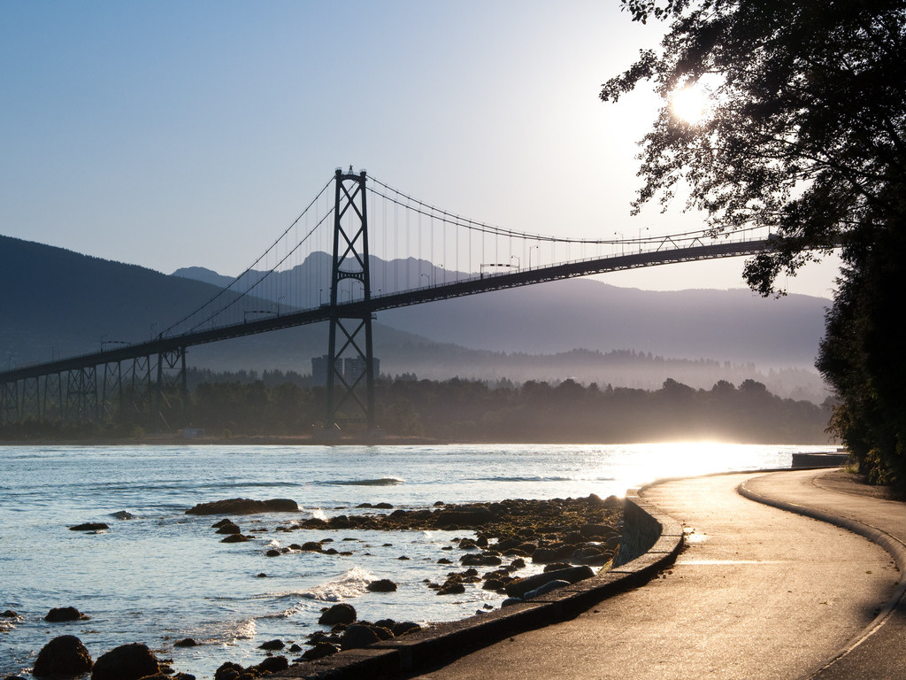 Lions Gate Bridge bij zonsondergang met uitzicht op de oceaan en bergen – Canada – reizen met Explore.