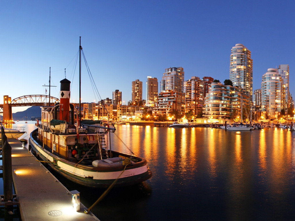 Haven en skyline van Vancouver bij avondlicht, British Columbia, Canada – reizen met Explore.