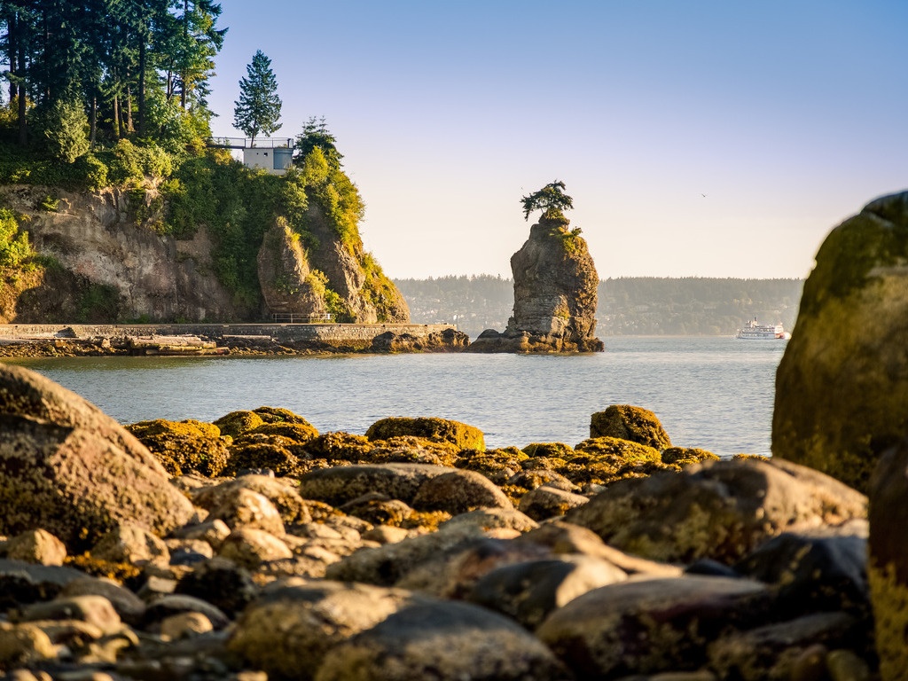 Rotsachtige kustlijn bij Vancouver Island, Canada – reizen met Explore.