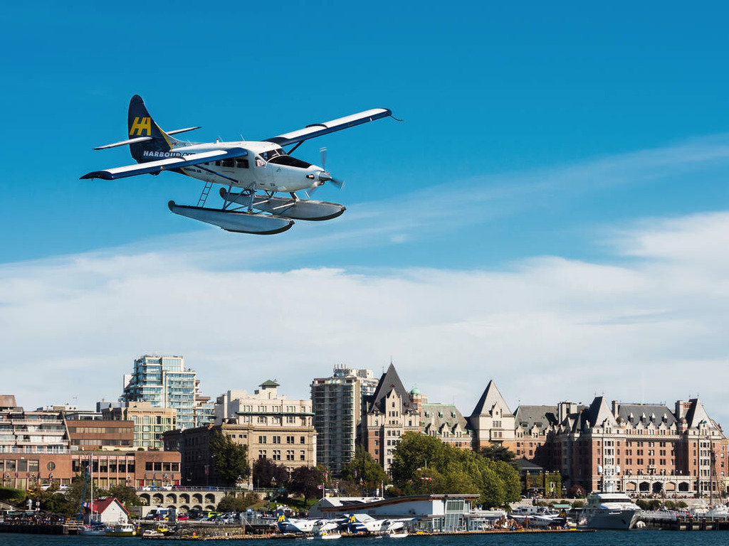 Watervliegtuig stijgt op boven de haven van Victoria, Vancouver Island, Canada – reizen met Explore.