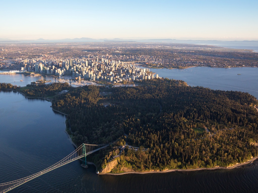 Luchtfoto van Vancouver met Stanley Park en de Lions Gate Bridge – Canada – reizen met Explore.
