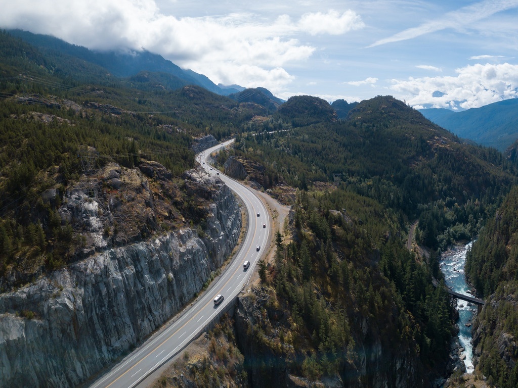 Highway 99 slingert door de bergen tussen Whistler en Squamish, British Columbia, Canada – reizen met Explore.