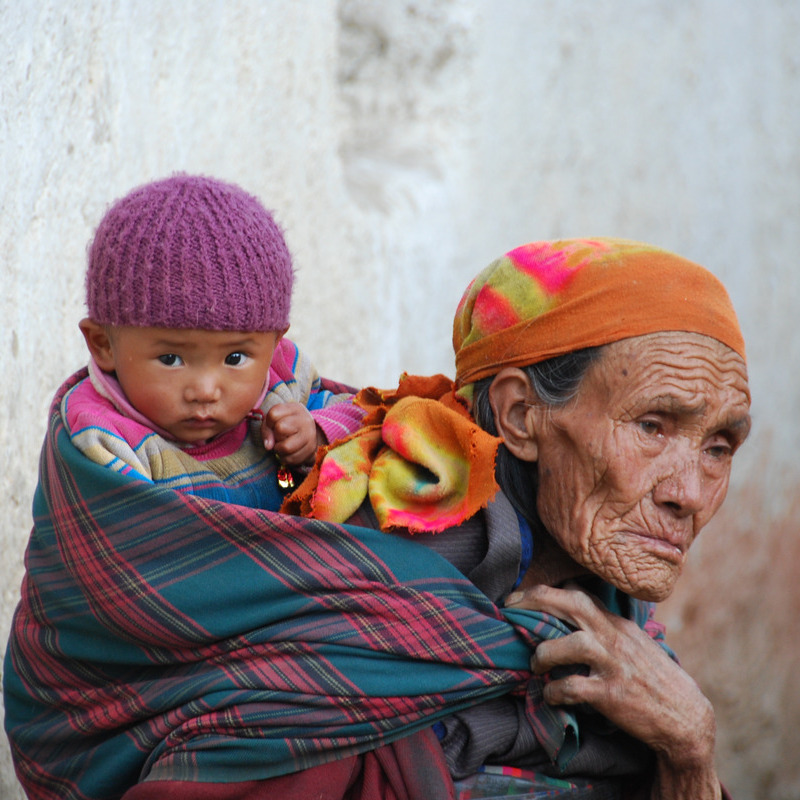 Vrouw en kind in Mustang (copyright Karine Arnoldi)