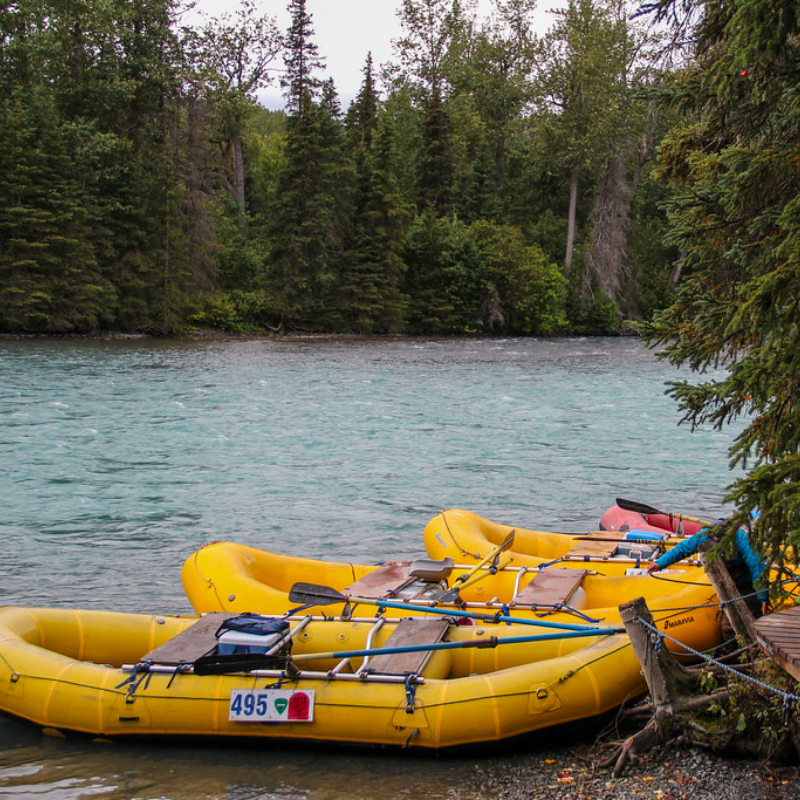 Rafts aan de kant van de Kenai River - reizen met Explore