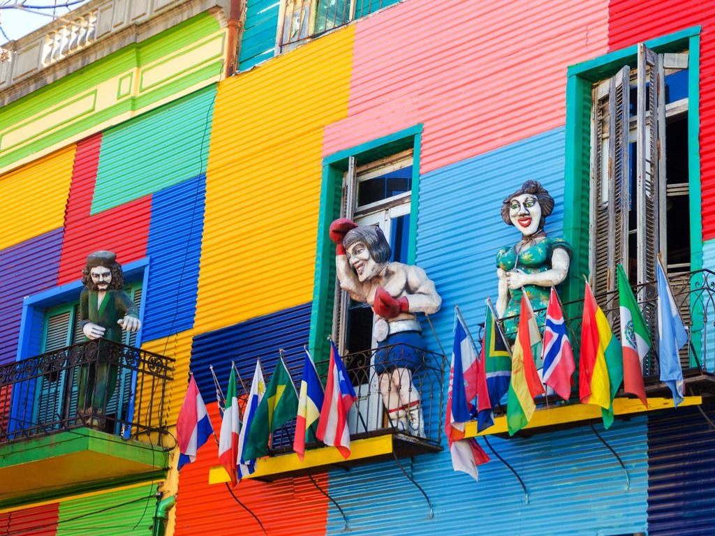 Gekleurd gebouw en standbeelden in Buenos Aires, Argentinië - reizen met Explore