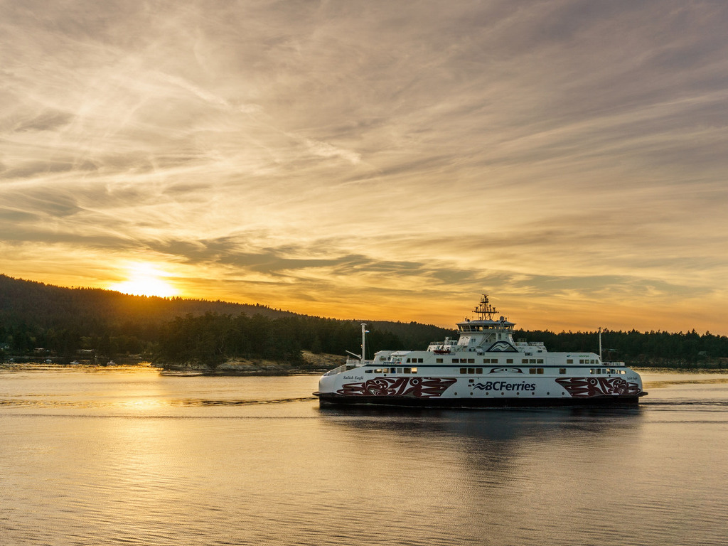 BC Ferries vaart bij zonsondergang tussen Victoria en Vancouver Island – Canada – reizen met Explore.