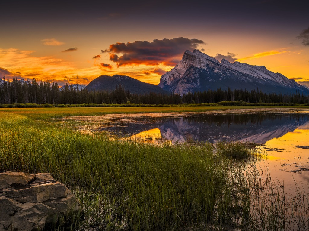 Zonsondergang boven Mount Rundle en Vermilion Lakes bij Banff, Canada – reizen met Explore.