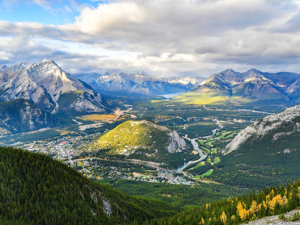 Vogelperspectief op Banff en de Bow Valley in de Canadese Rockies – reizen met Explore.