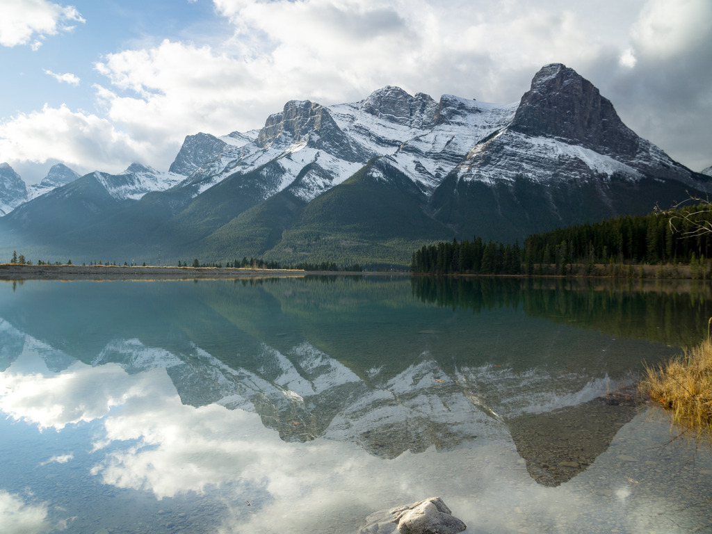 Spiegeling van bergen in helder water van een meer in Banff National Park, Canada – reizen met Explore.