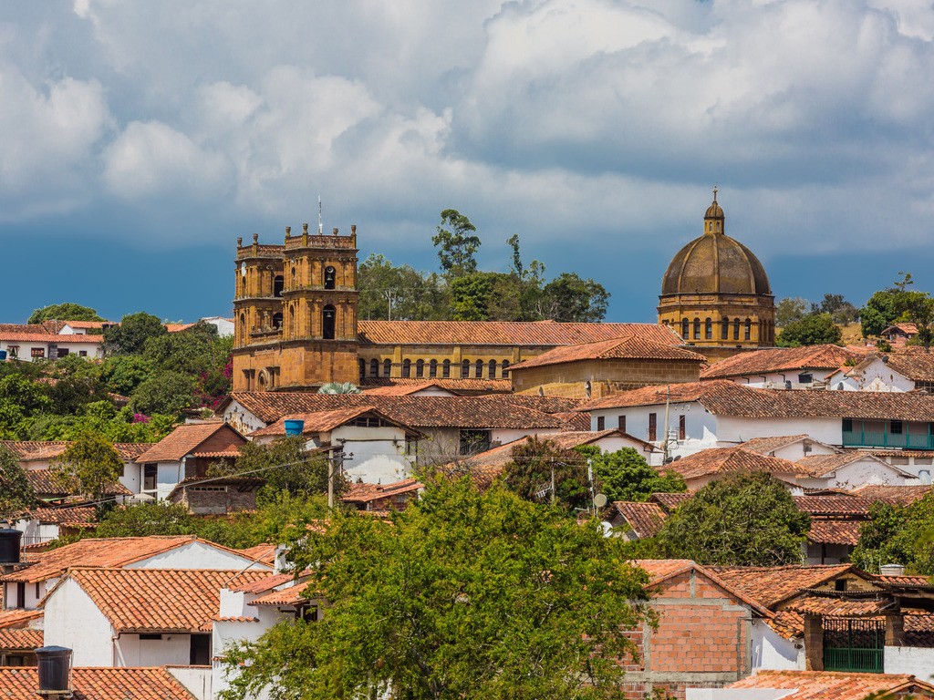 Barichara dorp met rode daken en kerk in Colombia – reizen met Explore.