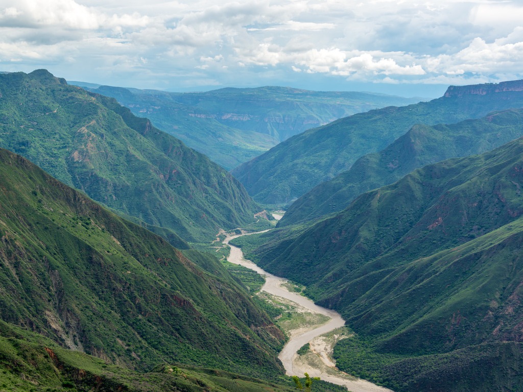 Chicamocha Canyon Colombia rivier tussen groene bergen – reizen met Explore.