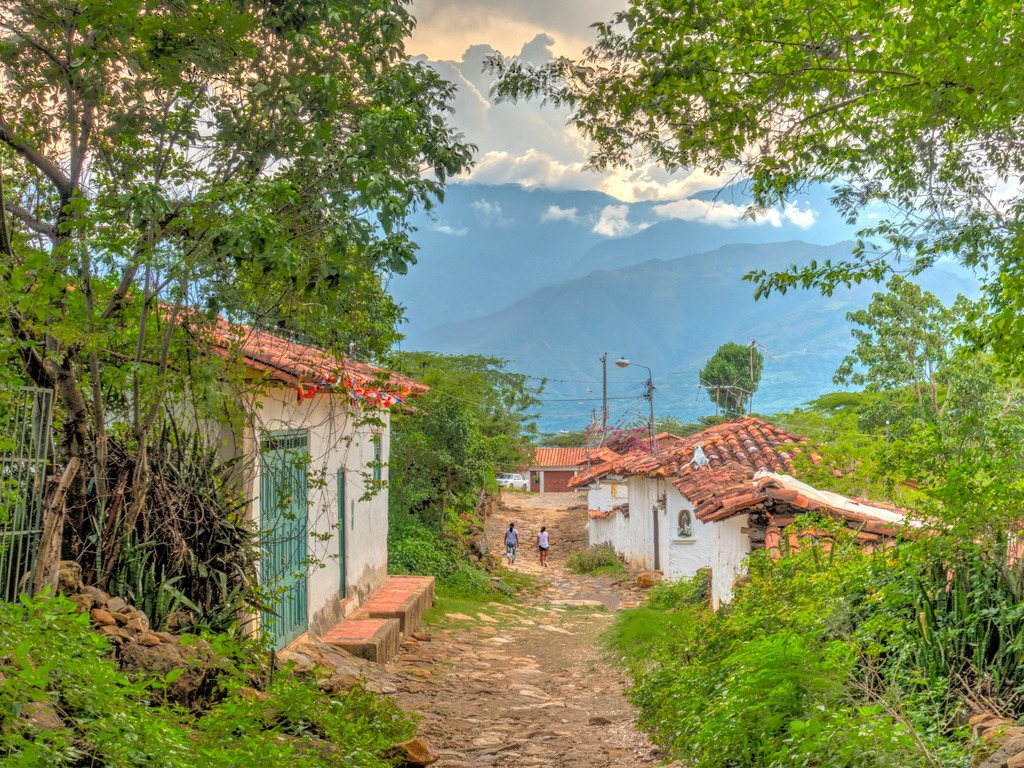 Barichara Colombia pad met twee wandelaars – reizen met Explore.