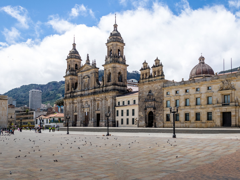 Kathedraal op het Plaza de Bolívar in Bogotá, Colombia – reizen met Explore.