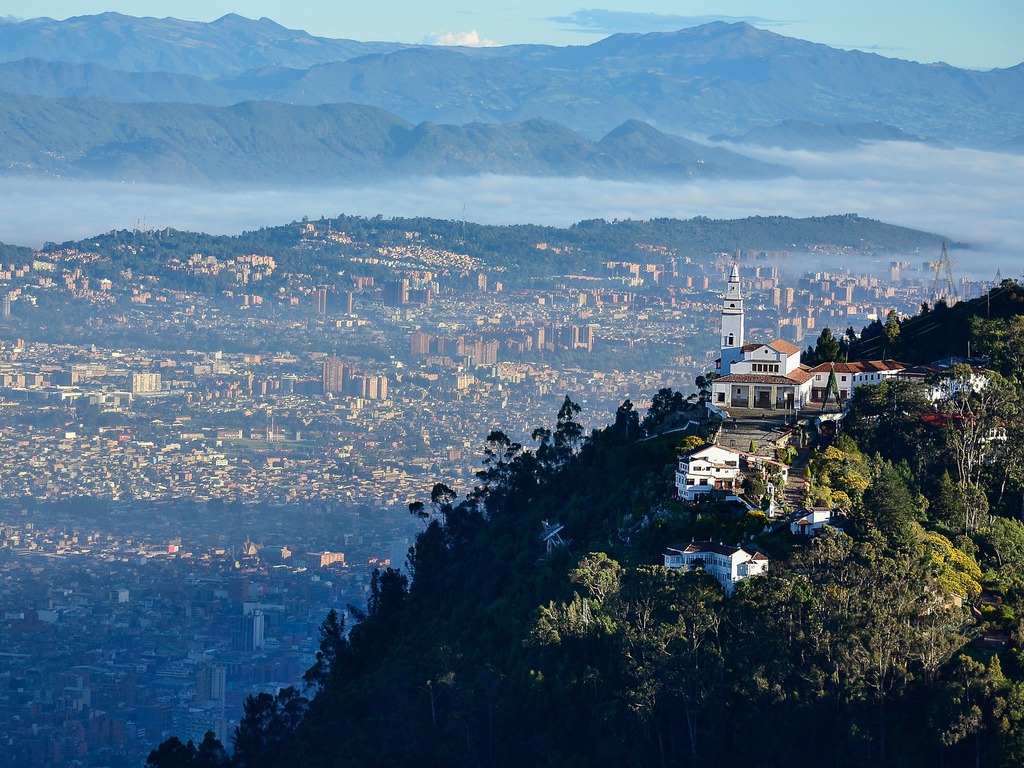 Uitzicht op Bogotá vanaf Monserrate met stad en bergen, Colombia – reizen met Explore.