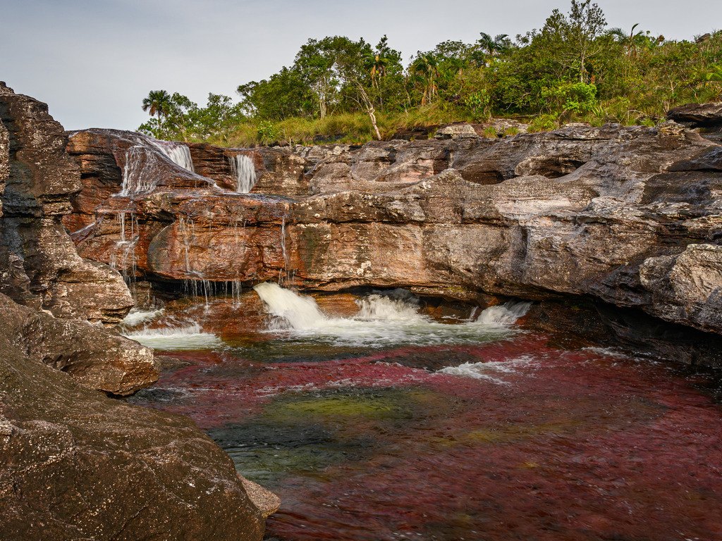 Watervallen boven het kleurrijke water van Caño Cristales, Colombia – reizen met Explore.