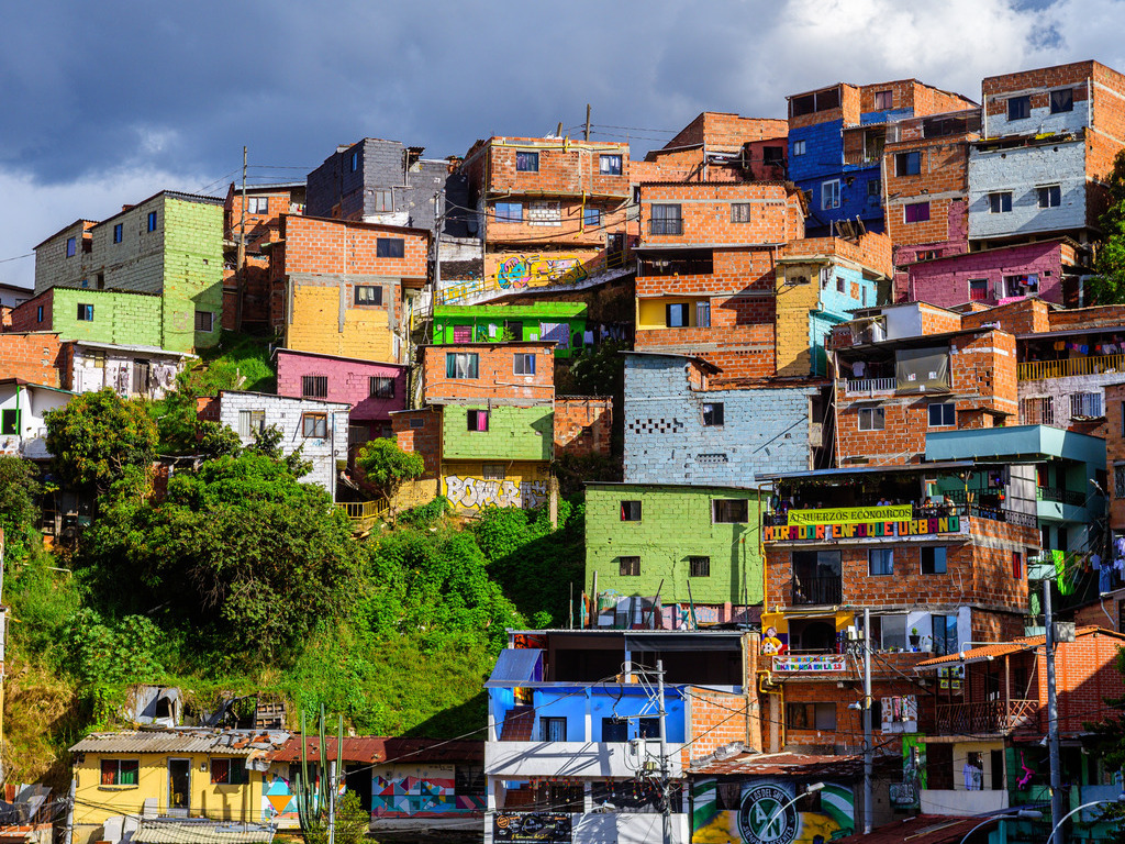 Kleurrijke huizen op een heuvel in Medellín, Colombia – reizen met Explore.