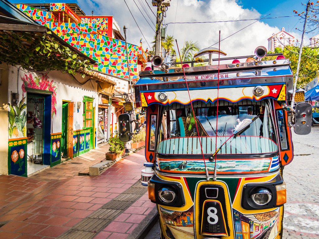 Kleurrijke bus in een straat in Salento, Colombia – reizen met Explore.
