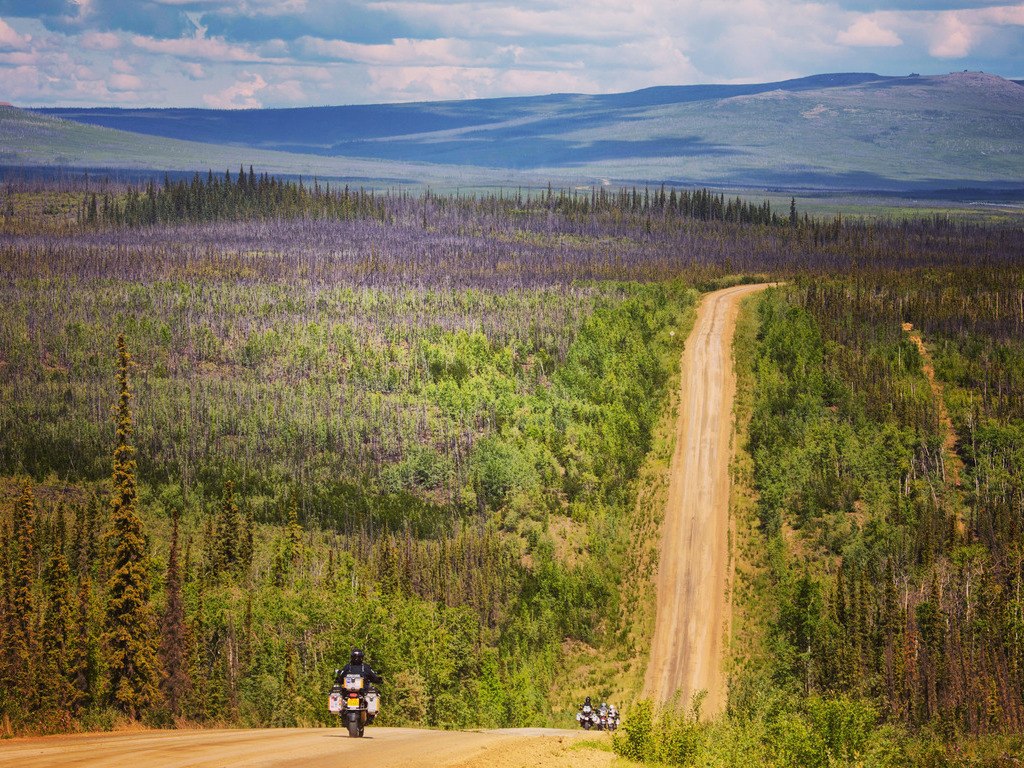 Motorfiets op Dalton Highway in Alaska, Verenigde Staten – reizen met Explore.