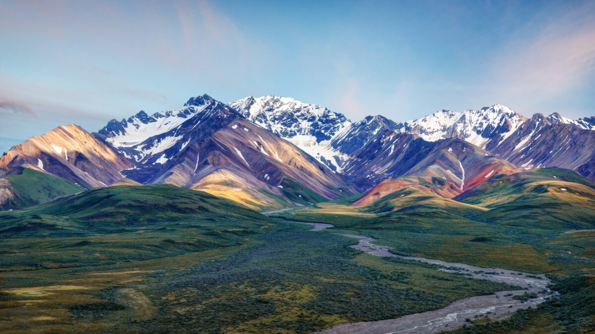 Kleurrijke bergen en rivier in Denali National Park, Alaska, Verenigde Staten – reizen met Explore.