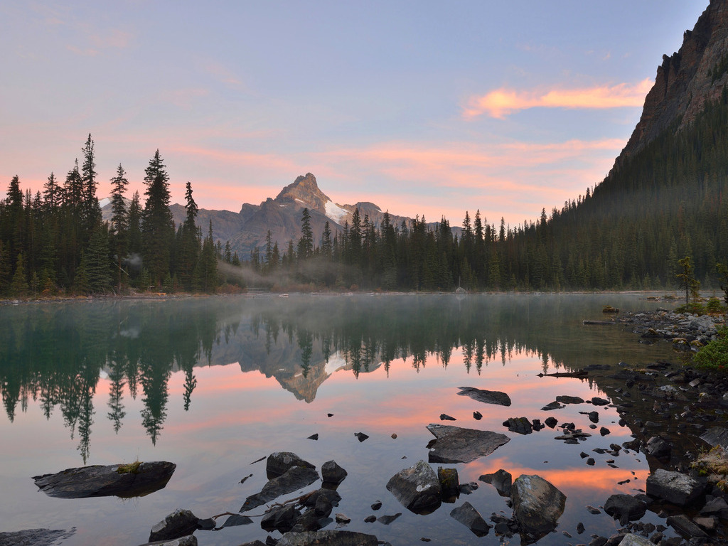 Berglandschap met reflecties in Lake O’Hara bij zonsondergang, Yoho National Park, Canada – reizen met Explore.