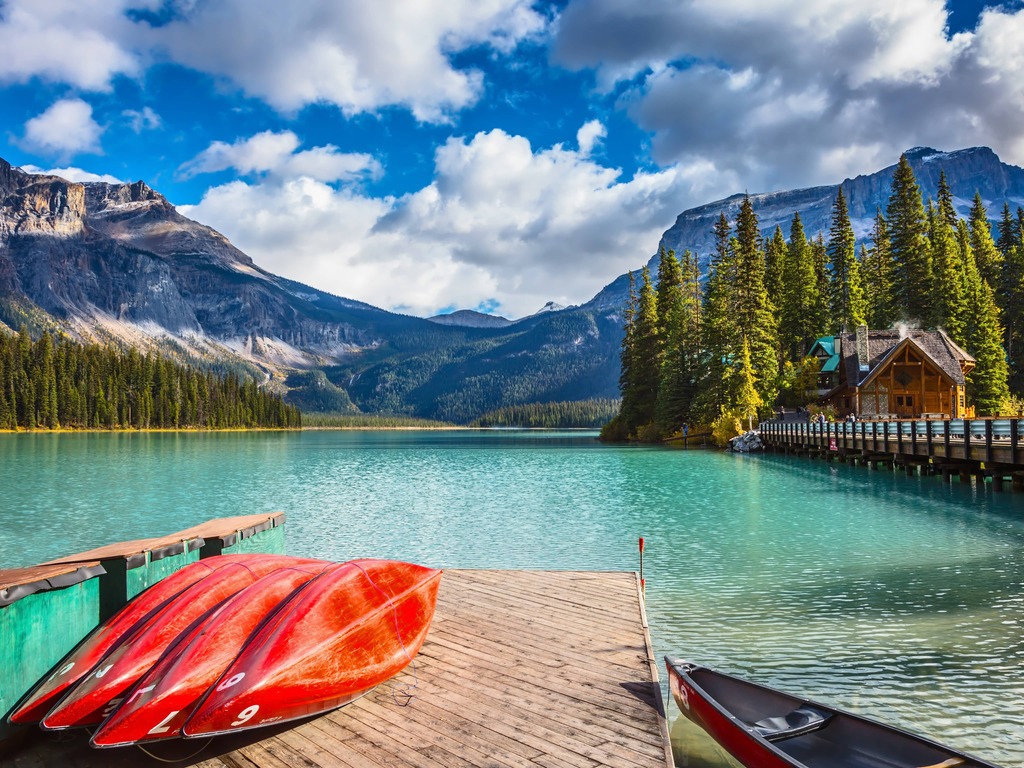 Kano’s aan de steiger van Emerald Lake in British Columbia, Canada – reizen met Explore.