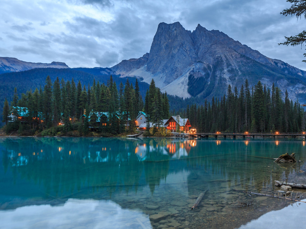 Emerald Lake Lodge aan het turquoise Emerald Lake in Yoho National Park, British Columbia, Canada – reizen met Explore.