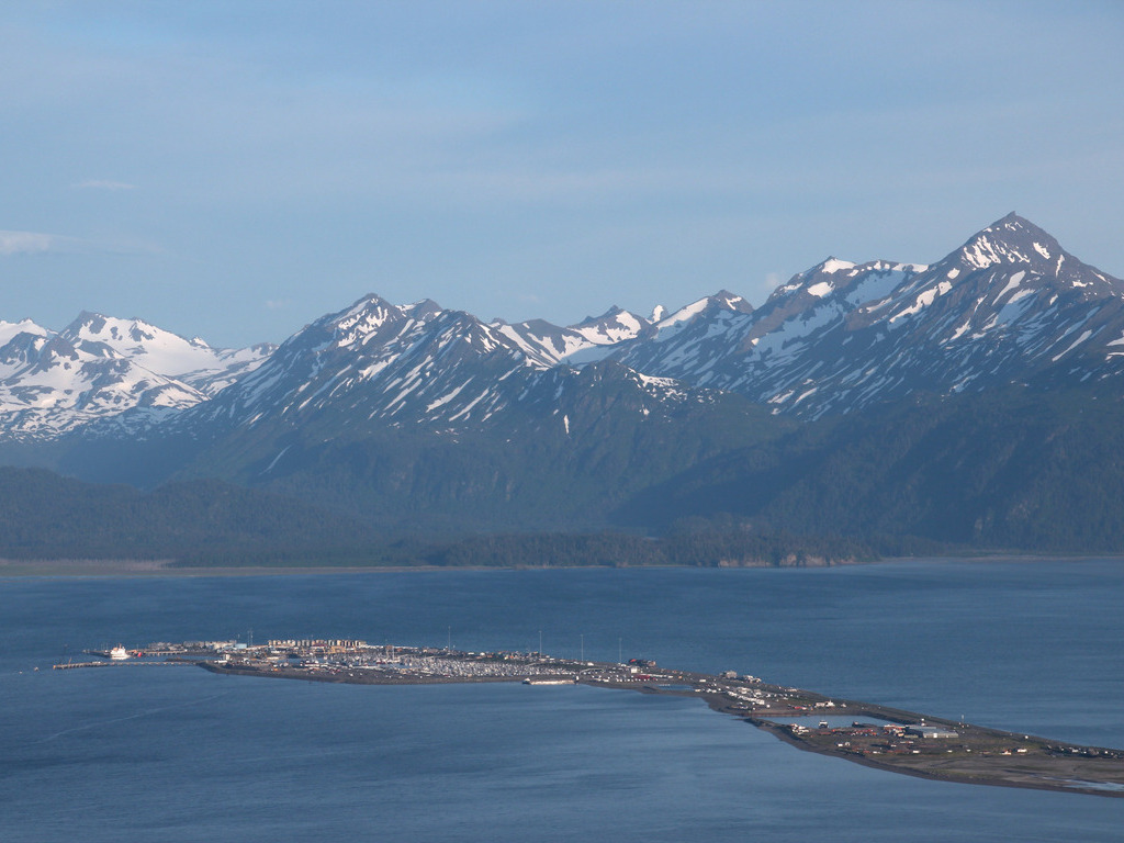 Luchtfoto van Homer Spit en Katchemak Bay in Alaska, Verenigde Staten – reizen met Explore.