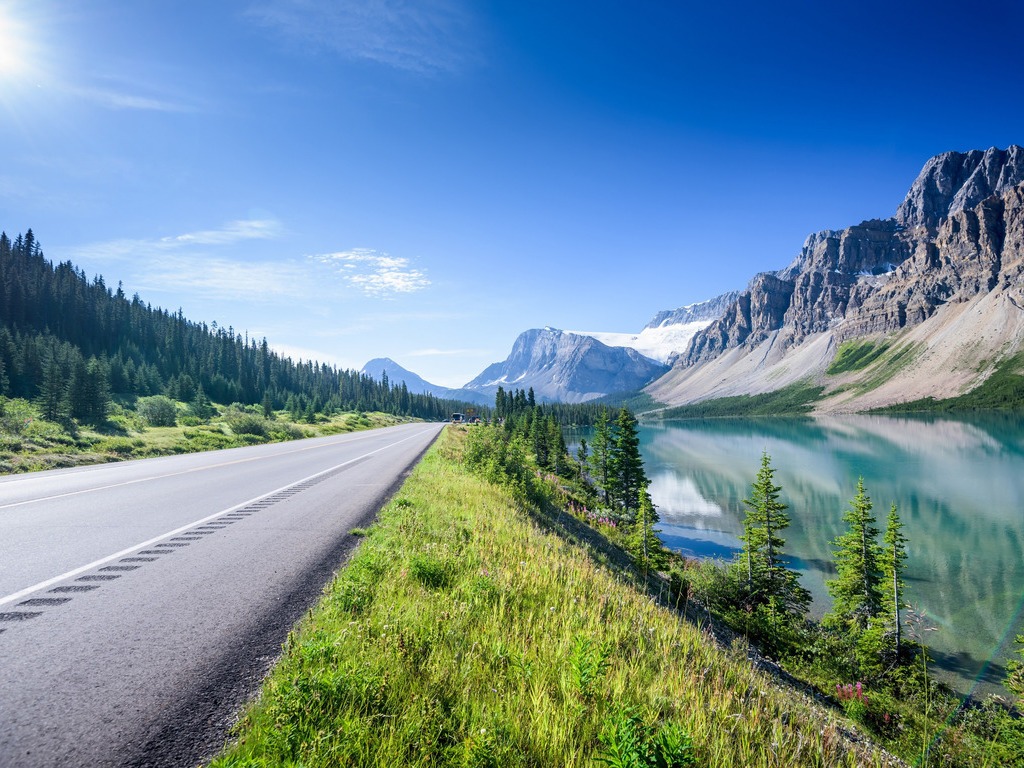 De indrukwekkende Icefields Parkway in Canada, met uitzicht op de Bow Lake en de majestueuze Rocky Mountains op de achtergrond – reizen met Explore.