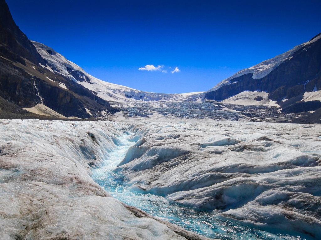 Uitzicht op de Athabasca-gletsjer langs de Icefields Parkway, Jasper National Park, Canada – reizen met Explore.