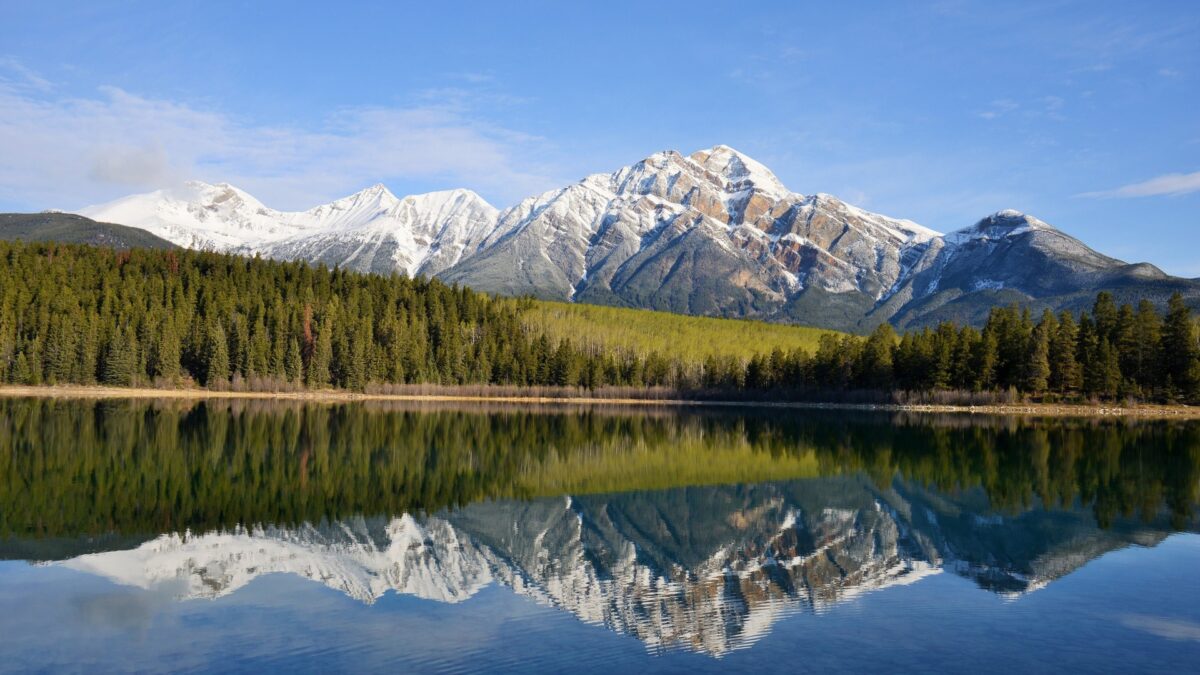 Herbert Lake met spiegeling van bergen langs Icefields Parkway, Banff National Park, Canada – reizen met Explore.