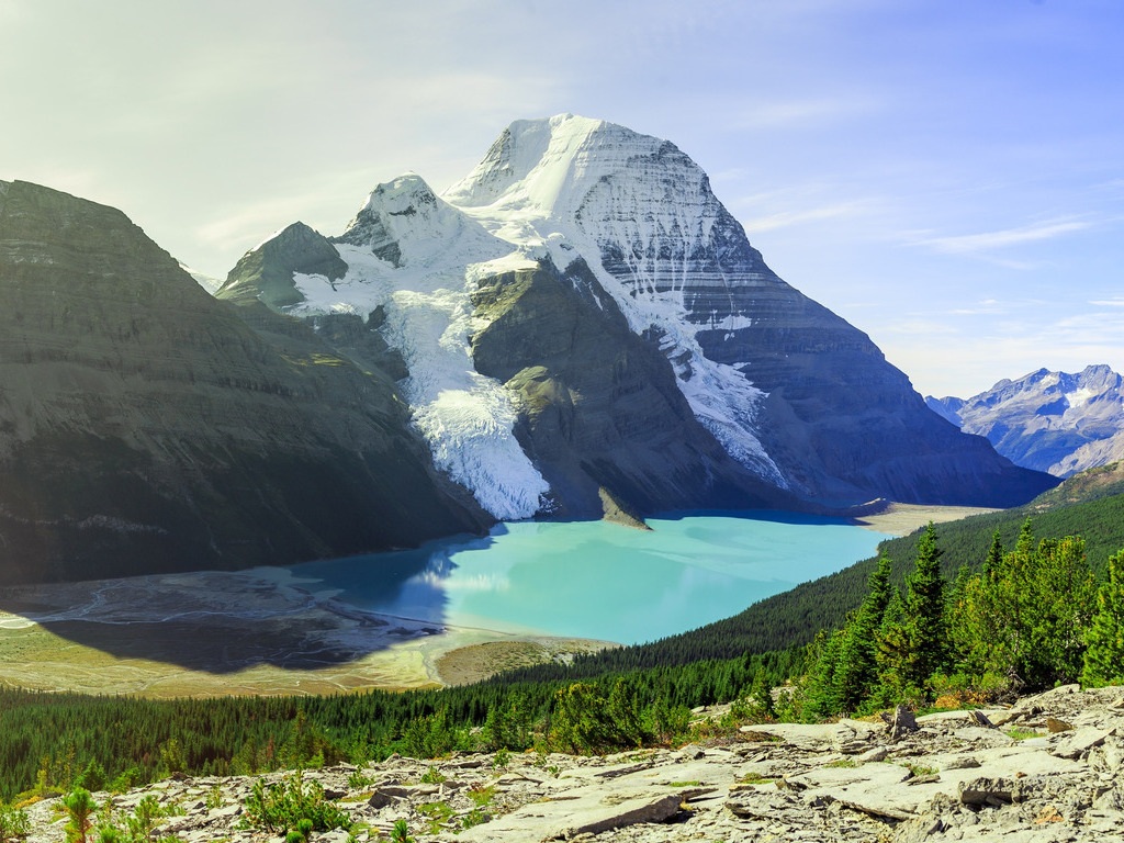 Mount Robson met besneeuwde top en helder blauw meer in Mount Robson Provincial Park, British Columbia, Canada – reizen met Explore.
